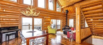Luxurious Cozy Log Cabin in the Woods, Private getaway at the lake!