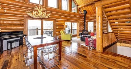 Luxurious Cozy Log Cabin in the Woods, Private getaway at the lake!