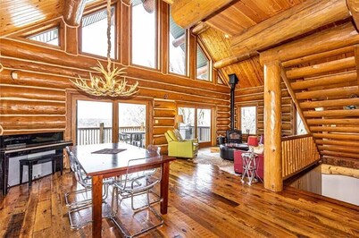 Luxurious Cozy Log Cabin in the Woods, Private getaway at the lake!