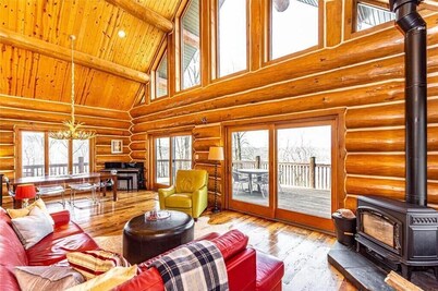 Luxurious Cozy Log Cabin in the Woods, Private getaway at the lake!