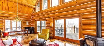 Luxurious Cozy Log Cabin in the Woods, Private getaway at the lake!