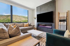 Smart TV, fireplace