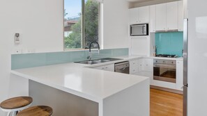 Fridge, microwave, oven, dishwasher - Golden Sands - McCrae (McCrae)