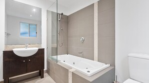 Shower, jetted tub - Golden Sands - McCrae (McCrae)