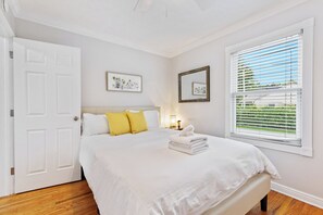 5 bedrooms, desk, iron/ironing board, free WiFi - Gorgeous 2- Story home in heart of Broad Ripple (Indianapolis)