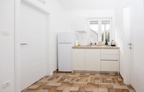 Fridge, stovetop, dishwasher, cookware/dishes/utensils