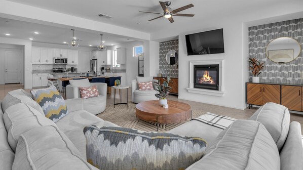 Televisión y chimenea 