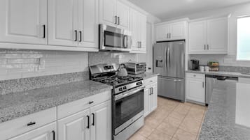 雪櫃、微波爐、焗爐、爐具