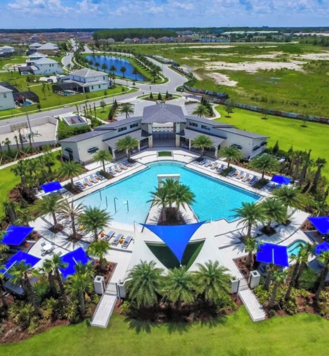 Una piscina techada, una piscina al aire libre