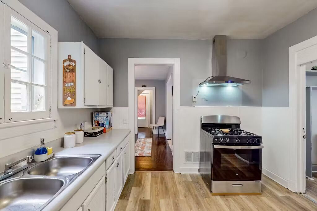 Réfrigérateur, four à micro-ondes, surface de cuisson, essuie-tout