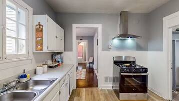 Réfrigérateur, four à micro-ondes, surface de cuisson, essuie-tout