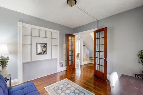 3 Miles from Airport, this 4 BR home offers retreat for a group of 8 guests