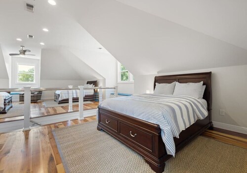 Hook, Wine, & Sinker-Sleeps 28, Dock, Hot Tub, Kayaks/SUPs