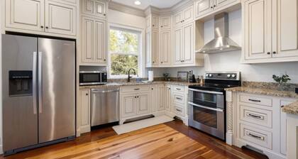 Hook, Wine, & Sinker-Sleeps 28, Dock, Hot Tub, Kayaks/SUPs