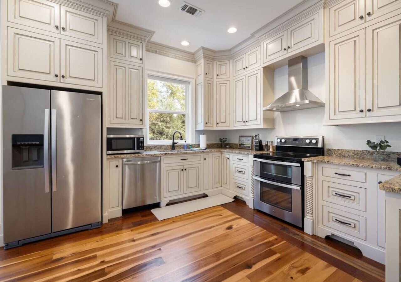 Refrigerador, microondas, horno y parrilla de estufa 