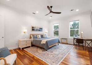 6 bedrooms, desk, travel crib, free WiFi - Hook, Wine, & Sinker-Sleeps 28, Dock, Hot Tub, Kayaks/SUPs (Winchester)