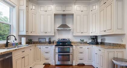 Hook, Wine, & Sinker-Sleeps 28, Dock, Hot Tub, Kayaks/SUPs