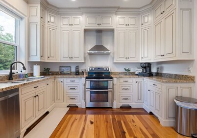 Hook, Wine, & Sinker-Sleeps 28, Dock, Hot Tub, Kayaks/SUPs