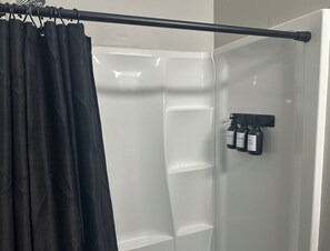 Douche, sèche-cheveux, serviettes fournies, shampoing