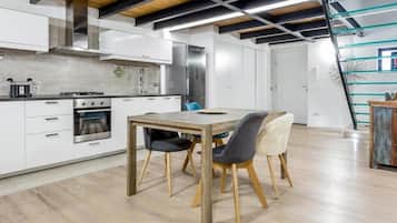 Departamento de lujo, vista a la ciudad | Cocina privada | Cafetera y tetera y tetera eléctrica