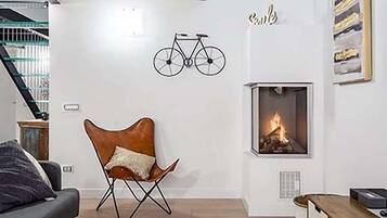 Appartement Luxe, vue ville | Coin séjour | TV connectée de 55 pouces avec chaînes par satellite