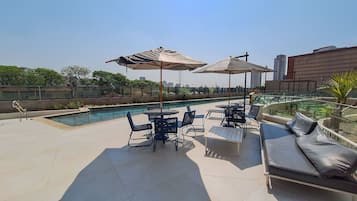 Una piscina al aire libre