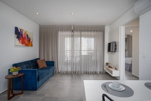 Apartamento básico | Área de estar | TV