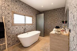 Douche, sèche-cheveux, serviettes fournies, savon