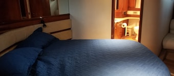 3 luxury bedrooms with 2 bathrooms with shower included, good location.