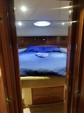 3 bedrooms, bed sheets