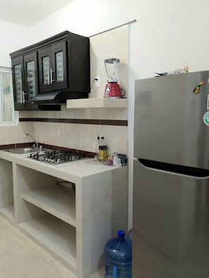 Kühlschrank, Herdplatte, Mixer, Kochgeschirr/Geschirr/Besteck