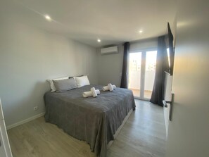 3 quartos, ferros/tábuas de passar roupa, Wi-Fi, roupa de cama