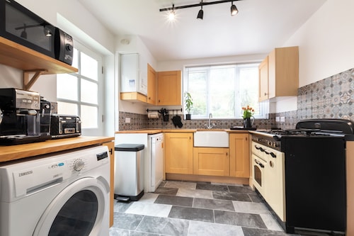 Centrally located whether visiting for leisure or work - your home from home!