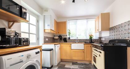 Centrally located whether visiting for leisure or work - your home from home!