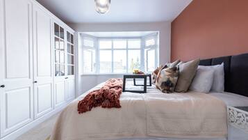 4 bedrooms, desk, iron/ironing board, WiFi