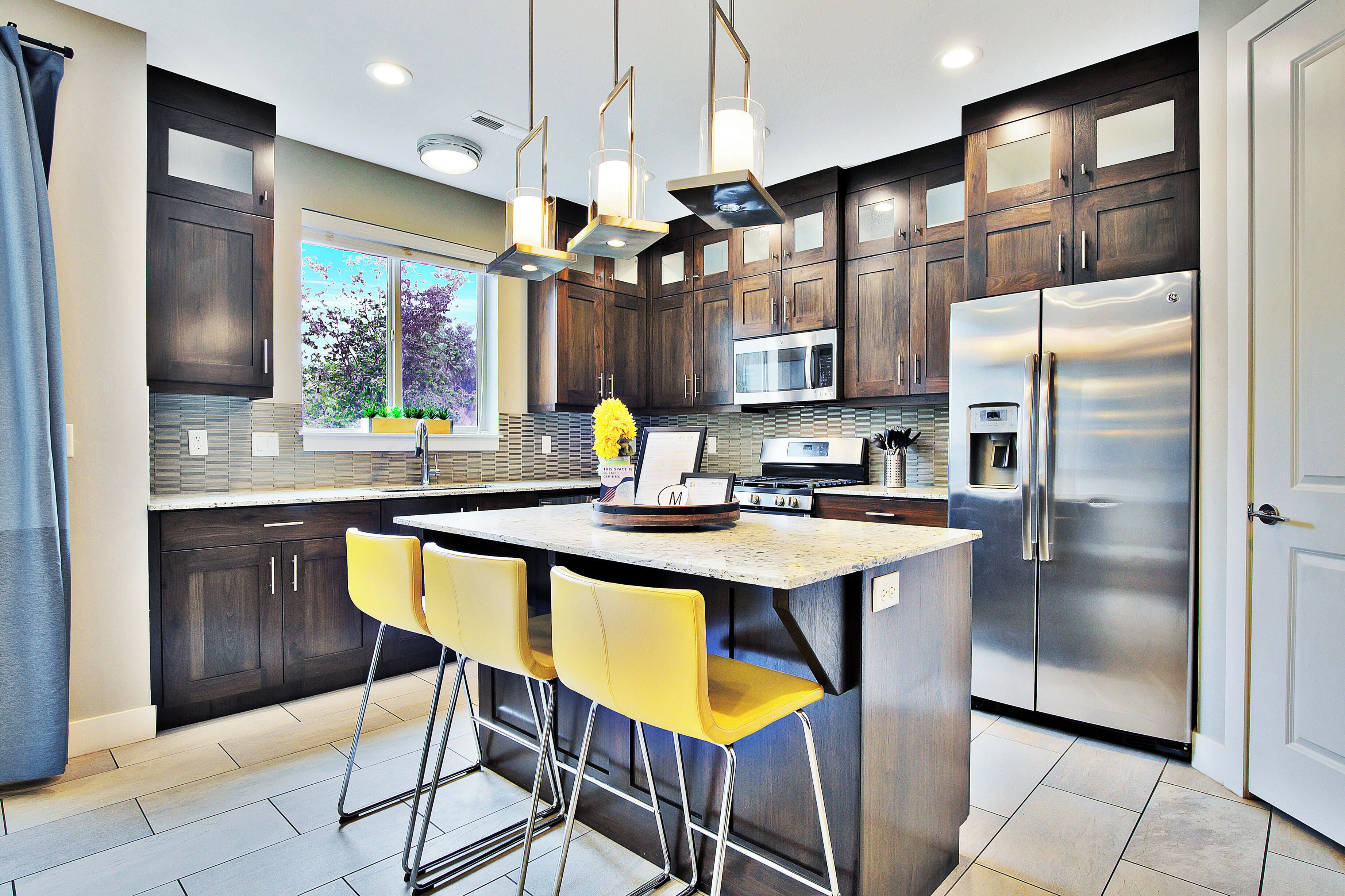 Family House, Mountain View | Private kitchen | Full-size fridge, microwave, oven, stovetop