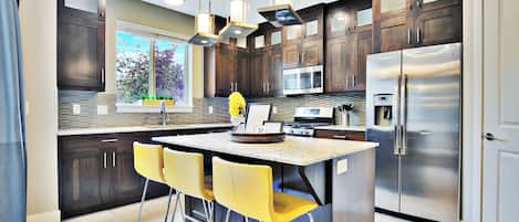 ファミリー ハウス マウンテンビュー | 専用キッチン | 大型冷蔵庫、電子レンジ、オーブン、コンロ