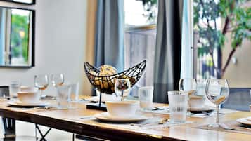 Family House, Mountain View | In-room dining