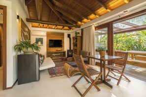 Casa Luxury | Area soggiorno | Smart TV 65 pollici con canali digitali, Netflix, film pay-per-view