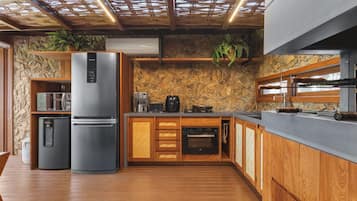 Maison Luxe | Cuisine privée | Réfrigérateur, micro-ondes, four, plaque de cuisson