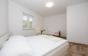 1 bedroom, travel crib, free WiFi, bed sheets - 1 bedroom beautiful apartment in Imotski (Imotski)
