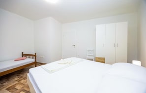 1 chambre, lit parapluie, Wi-Fi gratuit, draps fournis