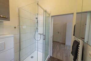 Shower, rainfall showerhead, hair dryer, towels - Appartment Stadtgarten (Tuttlingen)