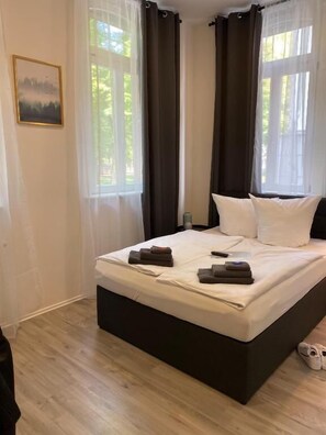 Deluxe Double Room | Premium bedding, down duvets, memory-foam beds, desk - Appartment Stadtgarten (Tuttlingen)