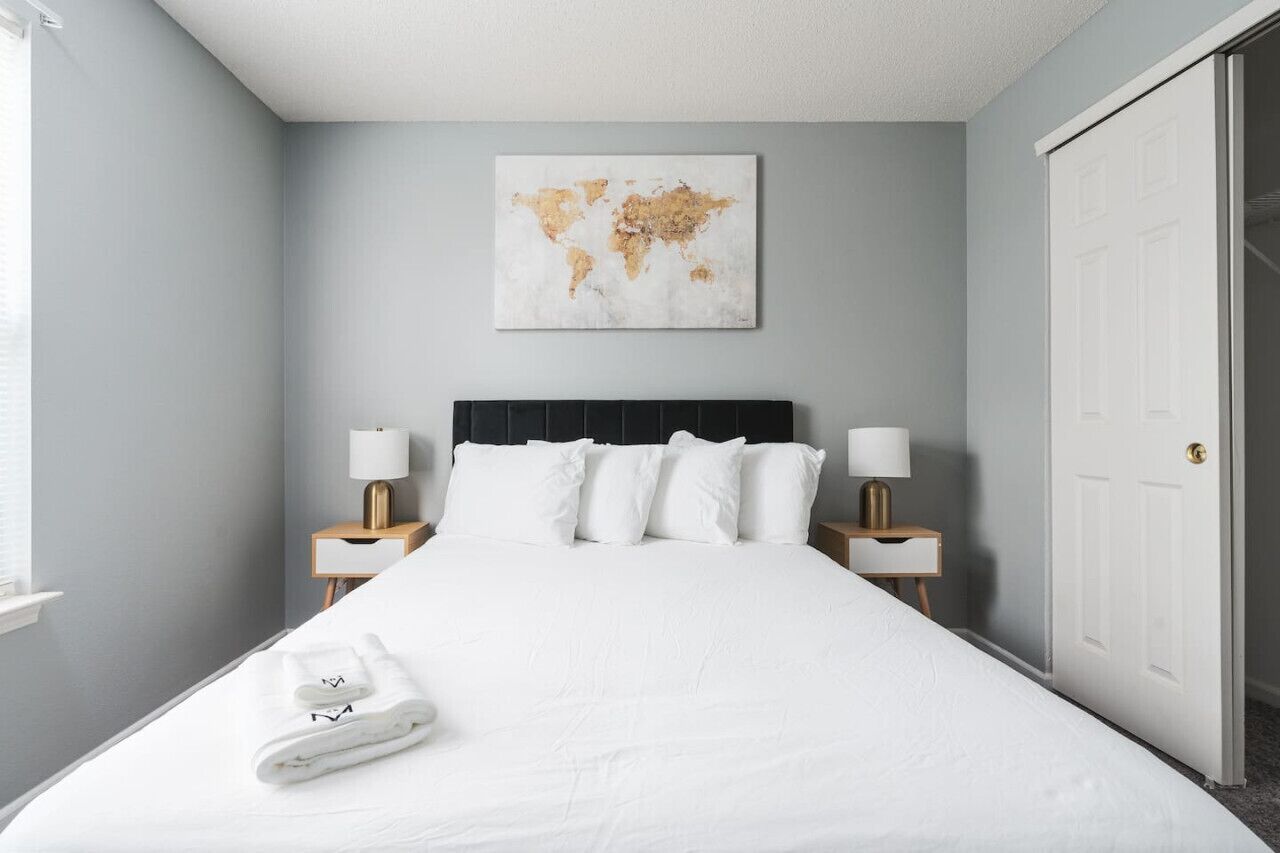 3 bedrooms, desk, iron/ironing board, travel crib