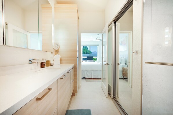 2 bedrooms, desk, iron/ironing board, travel crib - Modern Views, Lux Condo in Central Palm Springs in private community 30+ day (Palm Springs)