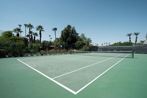 Sport court - Modern Views, Lux Condo in Central Palm Springs in private community 30+ day (Palm Springs)