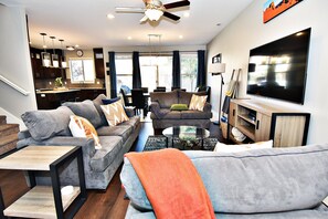 Familiehus, fjellutsikt | Oppholdsområde | Flatskjerm-TV