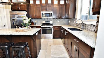 Family House, Mountain View | Private kitchen