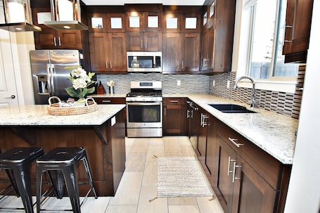 Refrigerador con freezer, microondas, horno, placa de cocina